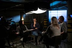 Faten Mahdi Al-Hussaini i samtale med Omar Gamal, Brynjar Stautland og Aina Stenersen under innspilling av "Einig" FOTO: Julia Marie Naglestad/NRK