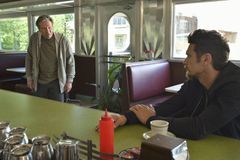 Chris Cooper i rollen som restauranteieren Al Templeton og hovedrolleinnehaver James Franco som Jake Epping. Foto: FOX