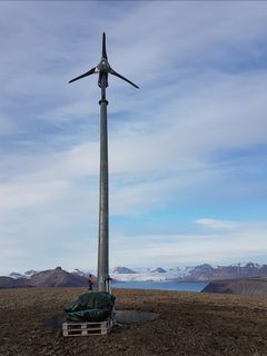 Den første vindmøllen som er installert på Svalbard. (foto:Avinor)