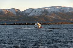 Mange grunnstøtinger. RS «Idar Ulstein», som er stasjonert i Fosnavåg, assisterte denne grunnstøtte båten. Foto: Torgeir Are Sorthaug/Redningsselskapet