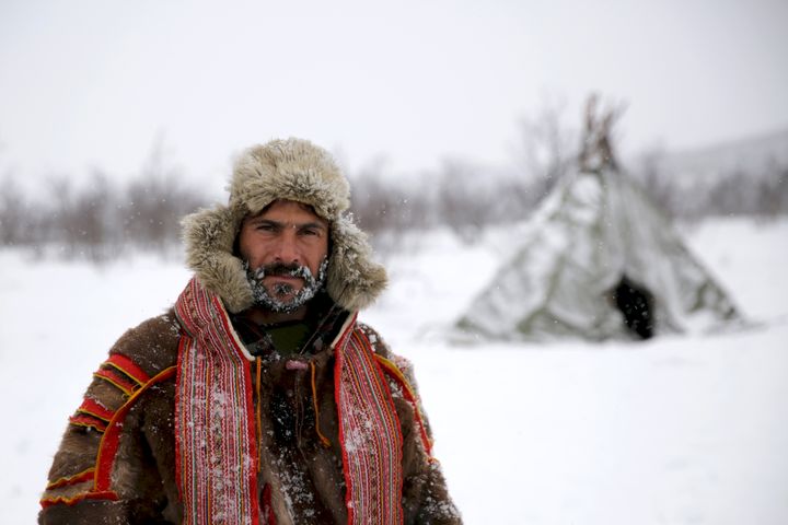 Den amerikanske overlevelsesinstruktøren og villmarkguiden, Hazen Audel, besøkte Finnmark i påsken 2015 for å lære mer om samefolkets arktiske livsstil. Her avbildet ved lavvoen hvor han tilbrakte de fleste nettene. Foto: National Geographic Channels/Stuart Trowell.