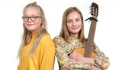 Duoen «Unknown» er Linn med gitar og Emma på vokal fra Nesna. FOTO: Ole Kaland/NRK