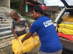 Plan i arbeid med å gi mat og sanitærartikler til de flomrammede under årets monsunsesong i Nepal. Foto: Plan International