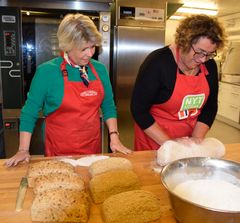 Administrerende direktør i Matmerk Nina Sundquist og landbruks- og matminister Olaug Bollestad baker mirakelbrød. Det er bakt på den nye melblandingen «Mirakelmel» som er basert på norsk vårhvete.Foto: Matmerk