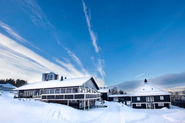 Thon Hotel Narvik ligger vakkert til like ved Narvikfjellet og med utsikt over Ofotfjorden. Foto: Thon Hotel Narvik