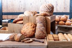 Ferskt brød og rundstykker er viktige elementer i en god frokost