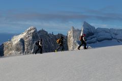 Bergtatt - Filmen dokumenterer tre av Norges beste kvinnelige skikjørere og har premiere på Fjellfilmfestivalen. Foto: Terje Aamodt