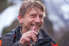 Tor Steinar Tveit (44) er svogeren til Thord, og elsker bilberging. Tor Steinar er lett å få øye på da e-sigaretten alltid er med. Foto: National Geographic Channel.
