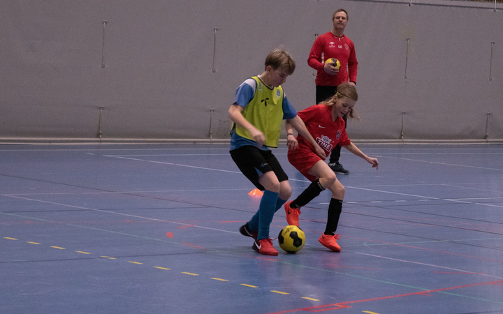 Gudbrand Ensrud (i bakgrunnen) og Fjellhamar FK arrangerer gratis fotballskole i høstferien. (Foto: David Brocken)