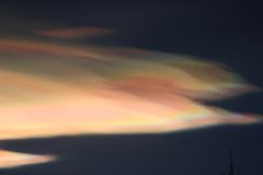 Perlemorskyer er høye skyer 20-30 km over jordoverflaten som kan gi intense og spektakulære farger, her fra 22. desember 2014 kl 15.57 ved Lørenskog. Foto: Svein M. Fikke
