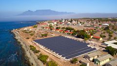 Robben Island får solcellekraftverk og microgrid som reduserer utslipp fra nåværende kraftproduksjon med 75 prosent. Det nye systemet overvåkes og styres via et trådløst system på land.