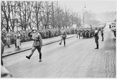 Tyske soldater marsjerer på Karl Johan i Oslo, april 1940 (foto: Arkivverket/Riksarkivet/NTBs krigsarkiv).
