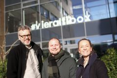 Fra venstre Egil Alv Andreassen
(kreativ leder og tekstforfatter i Fasett), Aleksander Eikeberg (leder for merkevare og kommunikasjon i Altibox)  og Maren Aadnøy Goa (rådgiver i Fasett).