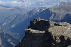 Ved fjellet Mannen i Møre og Romsdal kan man se en tydelig v-formet bakskrent. Foto: Paula Hilger