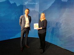 Knut Kroepelien i Energi Norge overrekker Fornybarometeret til olje- og energiminister Tina Bru (H).