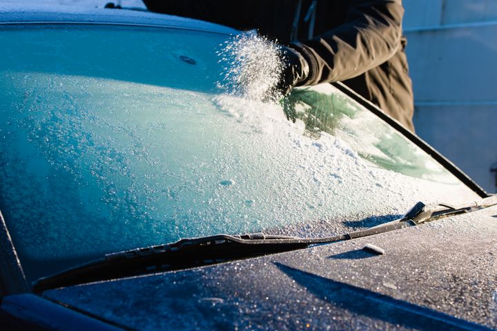 FROST: Is og snø på frontruta må fjernes før du kjører om vinteren. Foto:
iStock.