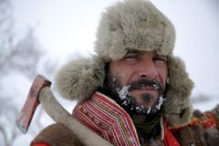Den amerikanske overlevelsesinstruktøren og villmarkguiden, Hazen Audel, besøkte Finnmark i påsken 2015 for å lære mer om samefolkets arktiske livsstil. Foto: National Geographic Channels/Stuart Trowell.