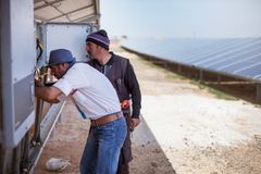 Ali, front, taught Arabic to children in Syria but was hired as an electrician to help build the solar farm. “My profession is far from electricity,” he says, “so I learned a new thing.”Foto: IKEA Foundation