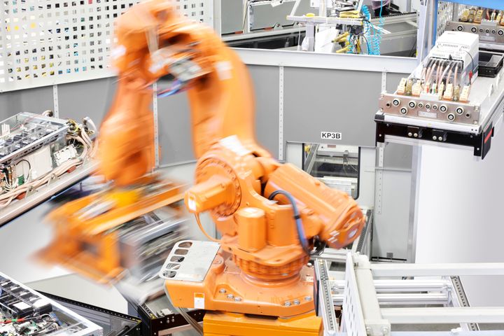 ABB og IBM samarbeider om industriell, kunstig intelligens som blant annet kan øke hastigheten i industriprosesser.