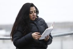 Mahmona Khan var en av fem ulike forfattere som lese utdrag fra sine bøker, og "fylte byggeplassen med litteratur» når gjestene ankom. Foto: Krister Sørbø.