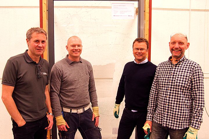 Henning Austad (Modum Glassindustri), Arve Haug (FG Skadeteknikk), Hans Olav Meen Nilssen (GF  og Per Henning Graff (GF) utførte omfattende tester av forskjellige glasskombinasjoner som grunnlag for å definere FG-sertifiserte glass.
