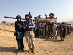 Reporter Sonja Skeistrand Sunde og fotograf Ole Enes Ebbesen i Jemen. Foto: Screen Story/TV 2