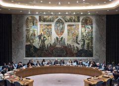 Sikkerhetsrådssalen. 2. desember 1952 avholdt Sikkerhetsrådet sitt første møte i den nye Sikkerhetsrådssalen i FN-bygget i New York. Salen var en gave fra Norge til FN. Dette bildet er fra et møte 17. november i år, om sikkerhetsutfordringer på Middelhavet. Foto: UN Photo/Kim Haughton