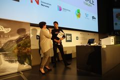 Anniken Fjelberg delte ut førsteprisen i Creative Business Cup til Jakob Palmers i Graphiq. Foto: Julie Ryland