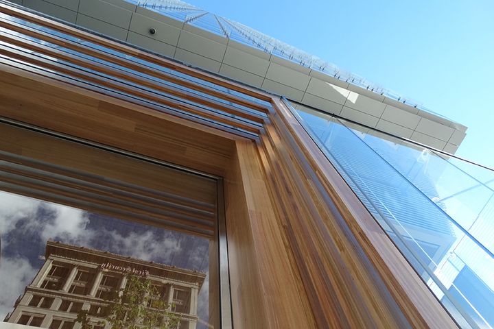 Inngangen til 111 South Main i Salt Lake City imponerer besøkende med glassfasader som er nesten 11 meter høye. Foto: Steel Encounters Inc, Salt Lake City, USA