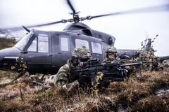 Brigadens soldater samvirker med helikopter fra Luftforsvaret. Foto: 
Fredrik Ringnes, Hæren