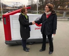 Ordfører Kari Anne Sand (til venstre) og konsernsjef Tone Wille i Posten ser fram til samarbeid om det som kan bli en del av fremtidens postlevering.