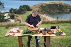 Gordon Ramsay tilbereder mat på New Zealand. «På eventyr med Gordon Ramsay» har premiere lørdag 10. august kl. 20.00 på National Geographic. (Foto: National Geographic)