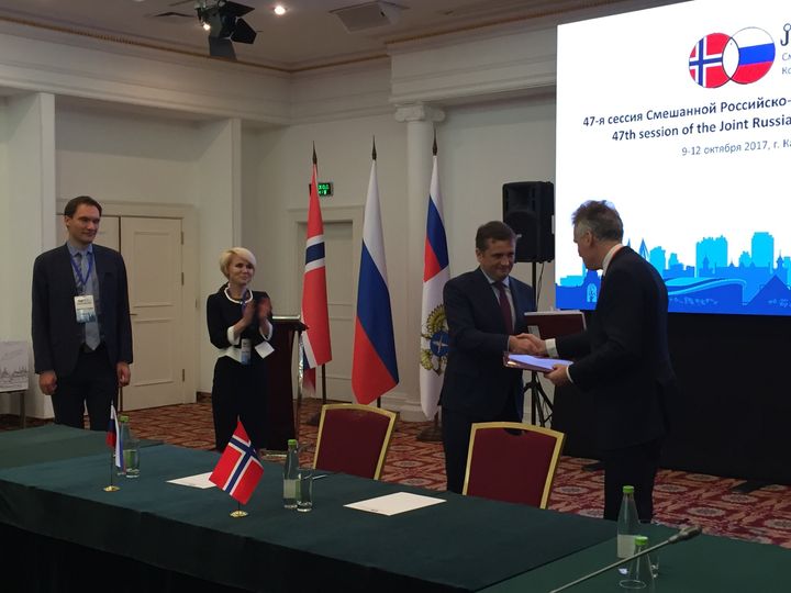 Forhandlingslederne Ilja Sjestakov og Arne Benjaminsen signerte avtalen.