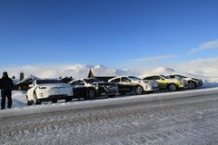 Testbilene samlet på Haukelifjell. (Foto: Ståle Frydenlund / elbil.no)