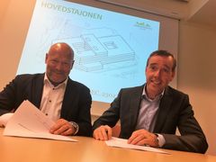 Per Morten Johansen fra Omsorgsbygg og Halvard S. Kilde fra Metier OEC er begge fornøyde med å signere kontrakten om prosjektledelse for Hovedstasjonen.