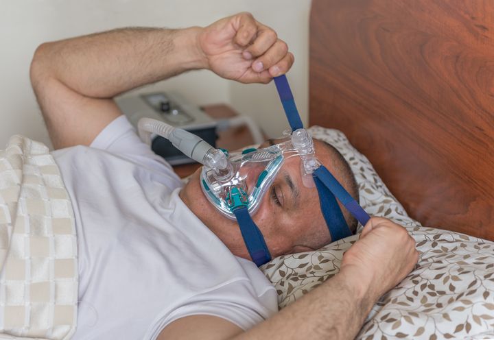 Søvnapné-pasienter får hjelp av en slik maske, tilkoblet en pustemaskin, når de sover. Men hvis masken ikke passer, hjelper ikke behandlingen. Riktig maske er kritisk. (Foto: Shutterstock)
