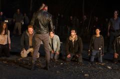 The Walking Dead: Sjette sesong avsluttet med et brutalt «elle, melle, deg fortelle». Hvem som må bøte med livet får vi svar på når den nye sesongen returnerer 24. oktober. Foto: FOX
