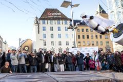 Håvard Lilleheie fløy sju meter da han i mars 2015 ble Norges første menneskelige kanonkule. Kanonen ligger nå til salgs på Finn.no. Foto: National Geographic Channel.