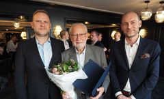 Prisvinneren sammen med styremedlem Frank Rossavik (t.v.) og direktør Knut Olav Åmås i Fritt Ord.