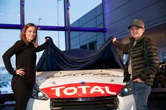 Oliver Solberg avduker sin helt nye løpsbil, Peugeot 208 R2, sammen med kartleser Veronica Gulbæk Engan. Foto: Bertel O. Steen/Jarle Nyttingnes