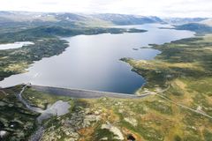 Rekordtørr sommer ga lite "drivstoff" til vannkraftverkene første halvår. Bilde fra Flævatn i Buskerud. Foto: Aerosport