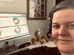 På PC-skjermen har BIM-manager Kristine Borgersen full oversikt over fremgangen i prosjektet. Gjennom saksbehandlingssystemet blir hun varslet når andre ferdigstiller oppgaver som hun skal gjøre sluttkontroll på.