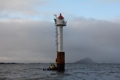 Kystverket har fått medhold av Hålogaland lagmannsrett i tvisten om oppføring av dette navigasjonsmerket utenfor Ørnes i Meløy kommune. Foto: Kystverket