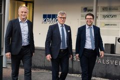 John Thomas Sørhaug, Bjørn Harald Gjestvang og Andreas Loga kommenterer KPMGs 19. årlige spørreundersøkelse blant internasjonale aktører og kunder i bilmarkedet. (Foto: KPMG / Nicolas Tourrenc).