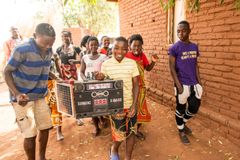 Så å si alle i Malawi hører på radio. Har de ikke radio selv, kan de ofte samles rundt en radio i nabolaget. Foto: Anthony Huus/Plan International