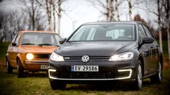 Volkswagen e-Golf er kåret til Årets beste bilkjøp 2018 av magasinet Motor. Her  i selskap med en Golf av første generasjon (bak).