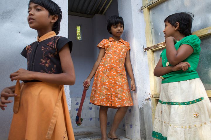 Disse indiske skolejentene har fått i oppgave å vaske de nye jentedoene på skolen sin. Egne jente- og guttetoaletter er spesielt viktig når jentene kommer i puberteten. Foto: UNICEF.