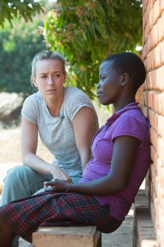 Katarina Flatland (27) fikk høre mange sterke historier under besøket i Malawi i august. Her snakker hun med Hilda (16), som ble giftet bort som 14-åring og ble gravid, men som kom seg ut av ekteskapet og nå hjelper andre jenter i faresonen. Foto: Erik Thallaug