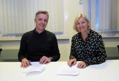 Tor G. Unneland, administrerende direktør i Varden Entreprenør og Eli Grimsby, byggherre og direktør i Kultur- og idrettsbygg Oslo KF signerer kontrakten. (Foto: Kultur- og idrettsbygg)