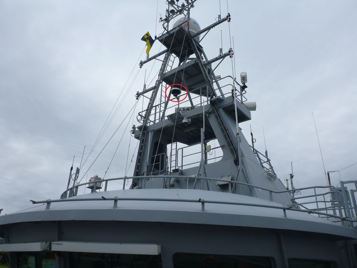 Verdensnyheiten MBR, maritimt breiband er installert på alle fartøy med oljevernutstyr om bord. Her er MBR-antenna (raud ring) om bord på KV Bergen. (Foto: Kystverket)
